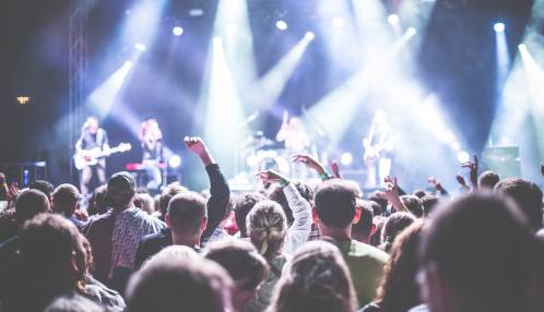Gezondheidsraad adviseert grens muziek bij 100 dBA