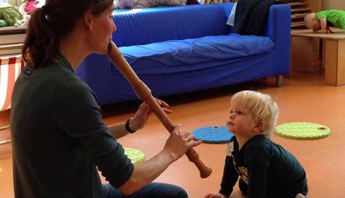 Je leert kinderen via muziek de kenmerken van gesproken taal