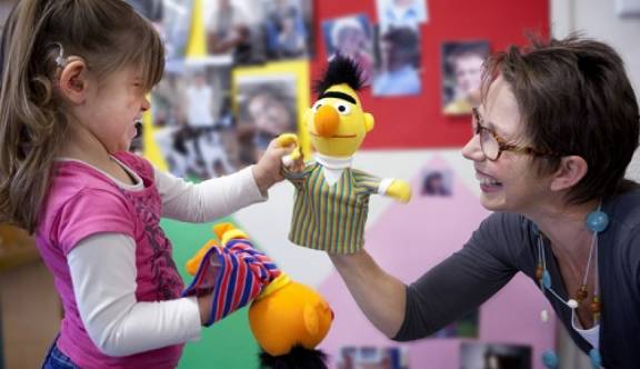 Herijkt taalbeleid voor dove kinderen