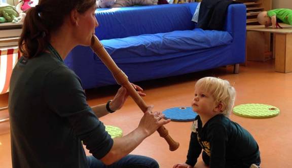 Je leert kinderen via muziek de kenmerken van gesproken taal