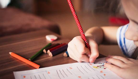 Zo leren peuters en kleuters met een TOS woorden