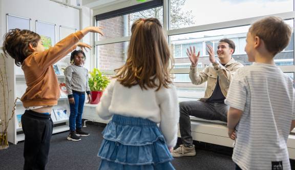 Welke adviezen worden gegeven bij kinderen met taalstoornissen